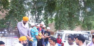 गुरूद्वारे के सेवादारों ने दी सेवा, परीक्षा केन्द्र के बाहर पैक कर दिया भोजन