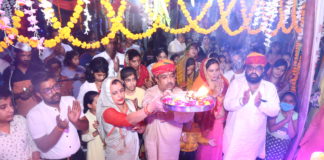 हाथ जोड़कर गणपति बप्पा से मांगी दुआए