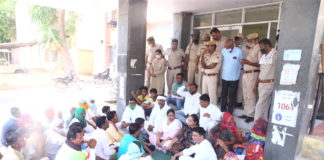 पुनर्वास की मांग, कलक्ट्रेट पर प्रदर्शन