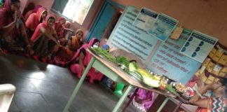 आंगनबाड़ी में महिलाओं को पौष्टिक आहार के बारे में दी जानकारी