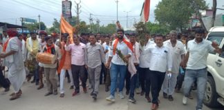 ढोलक मंजीरे की धुन के साथ हाथ में खराब फसल के बूटे लेकर सैकड़ों किसानों ने किया प्रदर्शन।