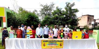 बालिकाओं ने किशोर मेले मे मॉडल बना कर दी प्रस्तुति