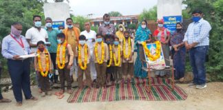 माल्यार्पण कर व गुड़ खिलाकर किया विद्यालय प्रवेश