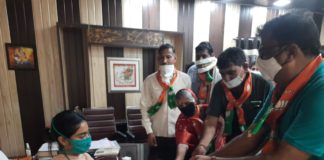 स्त्री रोग विशेषज्ञ का स्थानांतरण होने के विरोध में एसडीएम को ज्ञापन दिया