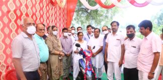 विचार संस्कार प्रतियोगिता की प्रथम विजेता को मिली स्कूटी, द्वितीय को लैपटॉप और तृतीय को साइकिल की प्रदान