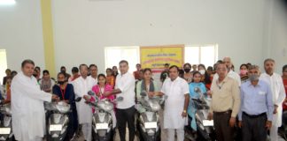 मेधावी छात्रों को मिला, दीपावली पर स्कूटी का तोहफा