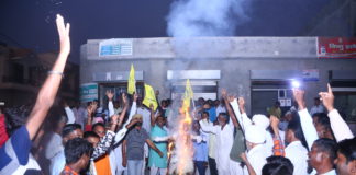 राष्ट्रीय मोर्चा के आह्वान पर गांव मक्कासर में जलाया मोदी का दस सिर वाला पुतला