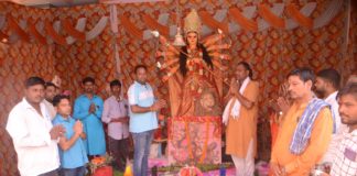 मां दुर्गा को छप्पन भोग, श्रद्धालु दर्शन के लिये खुले माता के कपाट