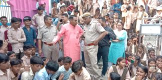 टीचर्स के स्थानांतरण का विरोध पर विधार्थी किया प्रदर्शन