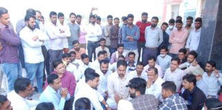 लोगों को डेंगू व कोरोना से बचाने वाले कर्मचारियों ने वेतन के अभाव में मनाई काली दिवाली