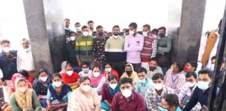 महामारी से बचाने वाले अब तन्खवाह के लिये लटके