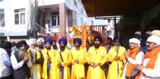 गुरुनानक जयंती के उपलक्ष्य में निकाला नगरकीर्तन, धर्ममय हुआ माहौल