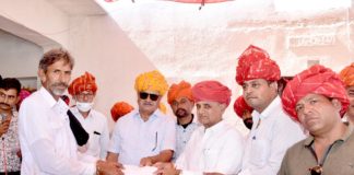 सांसद ने डेयरी के तीन लाख चालीस हजार रुपये लाभांश वितरित किया।