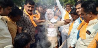 सनराइज ओवर इंडिया पुस्तक में हिंदू विरोधी लेखन पर आपत्ति पुतला फूंका