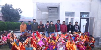 जरूरतमंद परिवारों ने बांटे गर्म जुते, जुराबे व कंबल