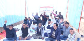 प्रशासन शहर-गांव संग अभियान के शिविरों का बहिष्कार कर बैठे धरने पर