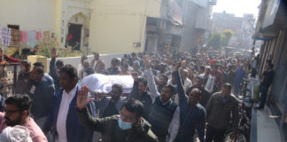 हनुमानगढ़वासियों में अस्पताल को लेकर दिखा भारी रोष हजारों की संख्या में निकाली शव यात्रा