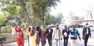 स्वीकृत रास्ता खुलवाने की मांग, डीवाईएफआई ने प्रदर्शन कर सौपा एडीएम को ज्ञापन