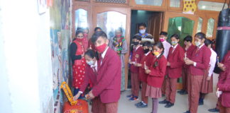 बच्चों ने दी बिपिन रावत सहित अन्य शहीद सैनिकों को श्रद्धांजलि