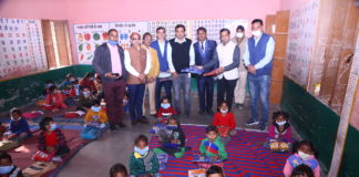 जरूरतमंद बच्चों में बाटे गर्म वस्त्र व पाठ्य सामग्री