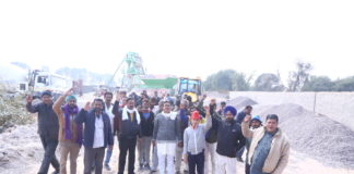 मजदूरों की 6 माह की बकाया मजदूरी के भुगतान की मांग, किया प्रदर्शन