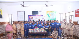 जरूरतमंद परिवार के बच्चों को खाद्य सामग्री की किट वितरित