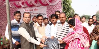 गर्म कपड़े पाकर मायूस चेहरों पर लौटी रौनक