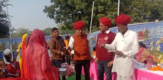 अमरपुरा डेयरी में 4 लाख रुपये का बोनस वितरण।