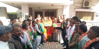 भारतीय जनता पार्टी ने घर घर जाकर कार्यकर्ताओं के कमल पटीका लगाई