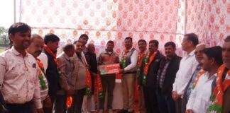 भारतीय जनता पार्टी ने पार्षद के घर कमल पटीका लगाई