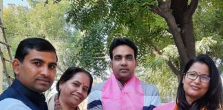 संस्कृत भारती एवं प्रताप सिंह बारहठ सेवा संस्थान द्वारा कुमावत को मोमेंटो भेंट किया।