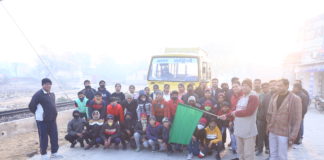 खिलाड़ियों का परिचय लेकर हरी झण्डी दिखाकर टीम को रवाना किया