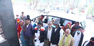 आशियानों को बचाने के लिए कलक्टर के समक्ष लगाई गुहार