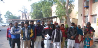 आशियानों को बचाने की मांग, एडीएम को सौंपा ज्ञापन