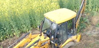बंधे मजबूत करने के कार्य में जुटी दो जेसीबी दलदल में जमींदोज