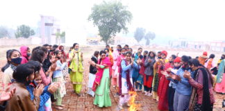 धूमधाम से मनाया लोहड़ी पर्व, छात्राओं ने दी लोकगीतों पर प्रस्तुतियां
