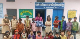 बच्चों को स्वेटर वितरित किए गए