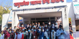 कोवीड स्वास्थ्य सहायकों ने काली पट्टी बांधकर जताया विरोध प्रदर्शन