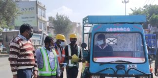 राहगीरों को मास्क पहनाकर मनाया 33 वा सड़क सुरक्षा सप्ताह का दूसरा दिन