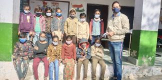 संस्था प्रधान कोली ने बांटे मास्क