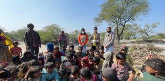 बच्चों को फुटवेयर देकर मनाया मकर संक्रांति पर्व