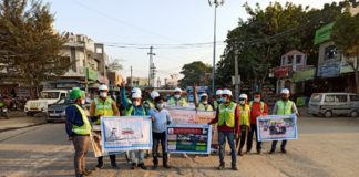 सड़क सुरक्षा सप्ताह के छठे दिन आग बुझाने की दी ट्रेनिंग