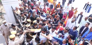 युवा मोर्चा ने किया कलैक्टैट पर प्रदर्शन, सौंपा ज्ञापन