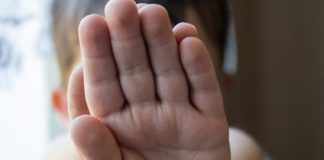 4 साल के बच्चे पर अपनी ही क्लास की लड़की से छेड़छाड़ का आरोप, जानें क्या है मामला