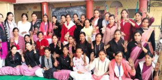 छात्राओं मे मेहंदी प्रतियोगिता का हुआ आयोजन