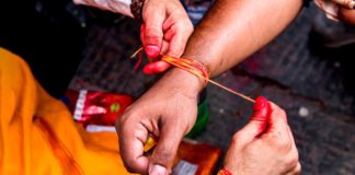 क्या आप भी हाथ से कलावा उतारने के बाद पेड़-पौधे से बांध देते हैं? जान लीजिए अभी सही नियम