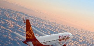 फ्लाइट में पैसेंजर पूरे सफर के दौरान टॉयलेट में फंसा, एयर-होस्टेस ने किया ऐसा काम अब VIRAL हुआ