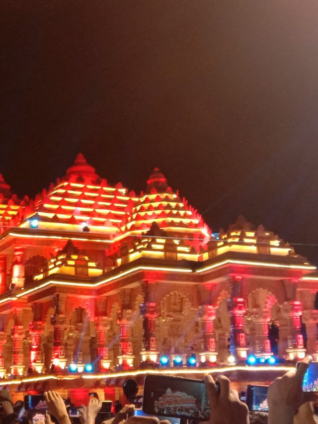 Ayodhya: रात में ऐसा दिखता है भव्य राम मंदिर, देखें ये तस्वीरें