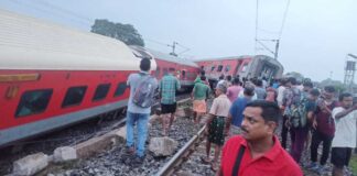 Mumbai Howrah Train Accident: मालगाड़ी से हावड़ा-मुंबई मेल टकराई, 3 की मौत, कई घायल