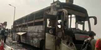 Lucknow Bus Fire: चलती बस में भीषण आग, 5 लोगों की जिंदा जलकर मौत, देखें तस्वीरें